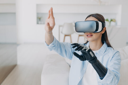 Fotka „Handicapped girl with cyber bionic hand in virtual reality glasses  gets rehabilitation.“ ze služby Stock | Adobe Stock