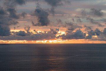 Fototapeta premium グラデーションの綺麗な夕日と海 癒しの夏休み 静かな地平線の背景素材