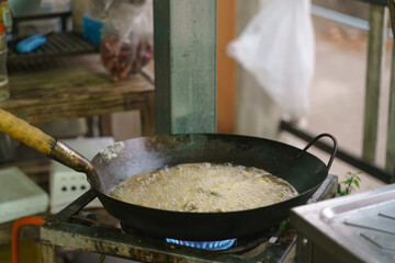 Deep frying oil cooking process with pan