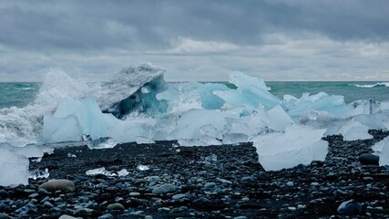 Gletscher Fjord und Gletscher Lagune. Kleine Eisstücke und riesige Eisberge - alles mit bewölktem...