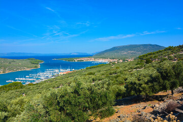  costa nei dintorni dell'isola di krk croazia con vista porto turistico