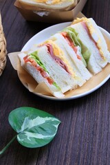 彩り鮮やかな美味しそうなサンドイッチ