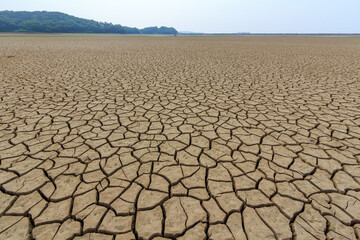 가뭄으로 갈라진 저수지와 강들의 바닥