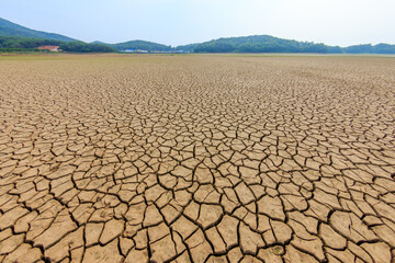가뭄으로 갈라진 저수지와 강들의 바닥