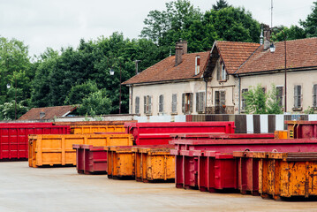 Des bennes de recyclage rouges et orange. Un centre de recyclage. Les moyens logistiques pour le...