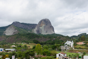 Vista panoramica de montanha de pedra