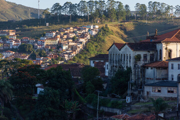 Vista de uma cidade com casas na montanha