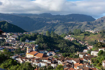 Fototapeta na wymiar Vista de uma cidade com casas na montanha