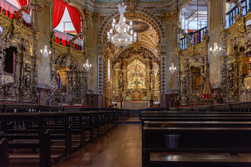 Fototapeta na wymiar Interior de igreja centenária 