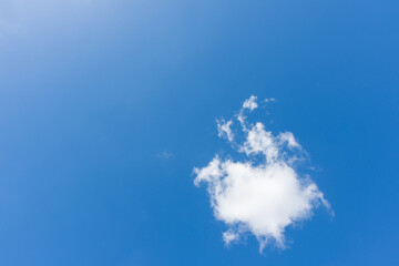 Fototapeta na wymiar Céu azul limpo em dia de verão