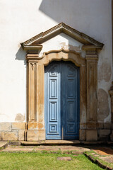 Porta lateral de igreja 