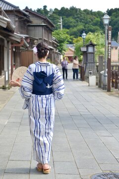 小江戸佐原の町並みを歩く浴衣を着た若い女性の後ろ姿	