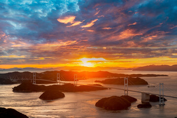 来島海峡大橋に沈む夕陽