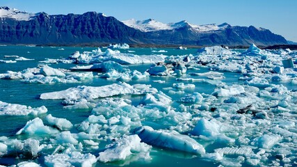 Eisberge und Eisstücke im Sonnenschein am Gletscher in Island.