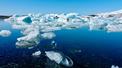 Eisberge und Eisstücke im Sonnenschein am Gletscher in Island.