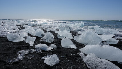 Eisberge und Eisstücke im Sonnenschein am Gletscher in Island.