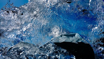 Eisberge und Eisstücke im Sonnenschein am Gletscher in Island.