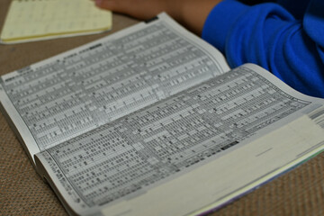 時刻表が開いて置いてある