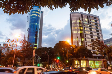 Heavy traffic at dusk on an important avenue in the city of Belo Horizonte.