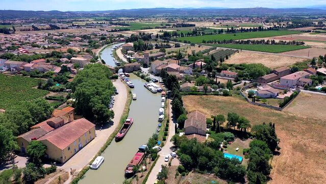 Flug &uuml;ber den Canal du Midi bei Le Somail mit weitem Blick &uuml;ber die Landschaft, historischer Ort, D&eacute;partement Aude, Okzitanien, S&uuml;dfrankreich, Frankreich