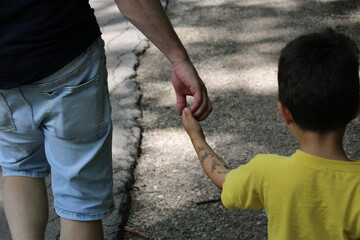 Padre e hijo tomados de la mano.