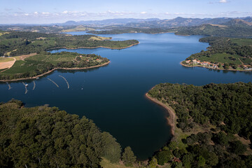 Fototapeta premium Fotografia aérea da represa de Caconde SP. Cidade do interior de São Paulo, Brasil. 2022.