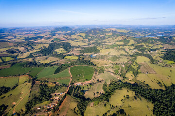 Fotografia aérea da cidade de Caconde em São Paulo. Fazendas, plantações e criação de animais em uma pequena cidade cheia de charme. Brasil.