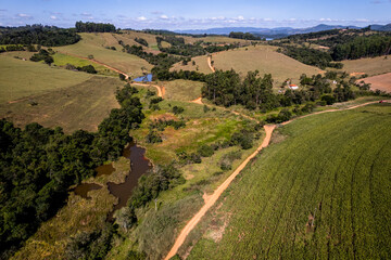 Fotografia aérea da cidade de Caconde em São Paulo. Fazendas, plantações e criação de animais em uma pequena cidade cheia de charme. Brasil.