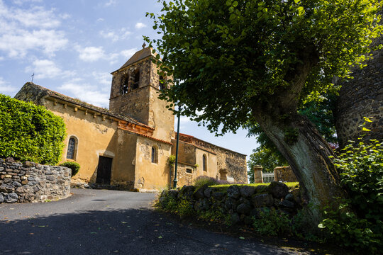 Petite mont&eacute;e menant au parvis de l'&eacute;glise Sainte Foy de Chalus, Chalus, Limagne du Lembron, Issoire, Puy-de-D&ocirc;me, Auvergne-Rh&ocirc;ne-Alpes, France