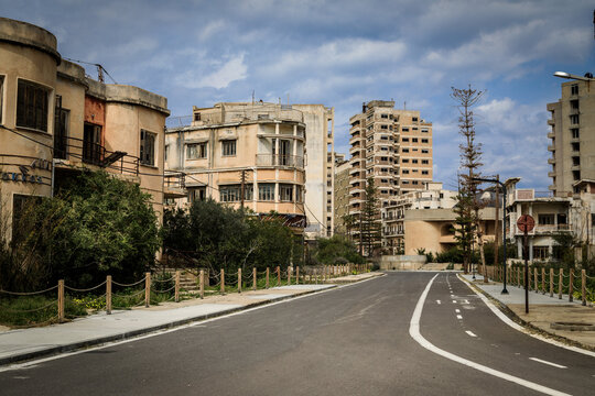 Verlassene Strasse in der Geisterstadt Varosha  am Stadtrand von Famagusta, Nordzypern