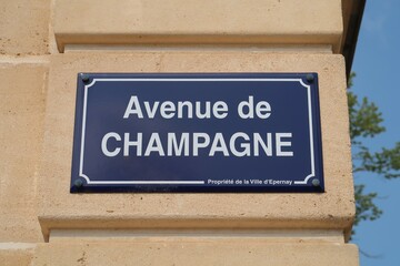 Plaque de rue de la célèbre "Avenue de Champagne" dans la ville d’Épernay, en Champagne-Ardenne (France)