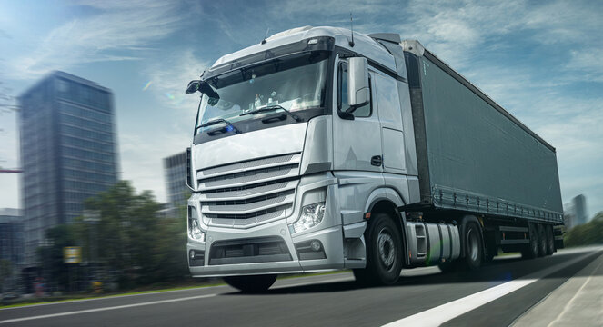 LKW f&auml;hrt durch eie Stadt