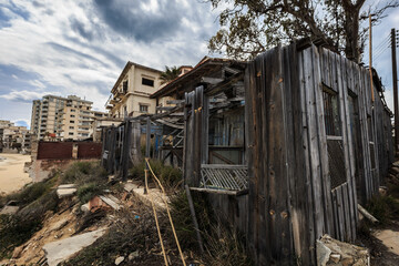 Alte verfallene Häuser am Strand der Geisterstadt Varosha  am Stadtrand von Famagusta, Nordzypern,