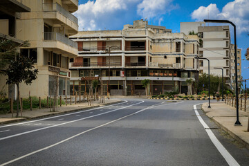 Verlassene Strasse in der Geisterstadt Varosha  am Stadtrand von Famagusta, Nordzypern