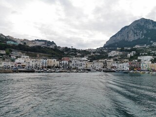 Fototapeta na wymiar Isola di Capri - Napoli - I monumenti e gli scorci più suggestivi - paesaggi giardini e costruzioni