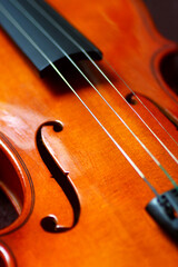 GROS PLAN VIOLON INCLINE VUE DU DESSUS