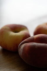 Plattpfirsiche auf einem Holzbrett