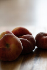 Plattpfirsiche auf einem Holzbrett