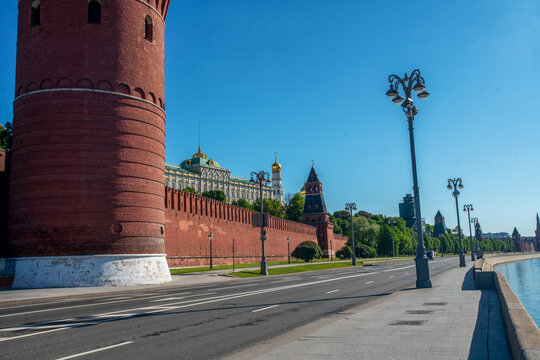 An idyllic sunset view on  Kremlin fortress, garden next to walls and Moskva river. ю  Putin  now  hiding  in  bunker in Moscow oblast