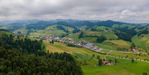 Fototapeta na wymiar In der Schweiz Napflandschaft