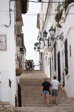 Gente paseando por calles bonitas de España