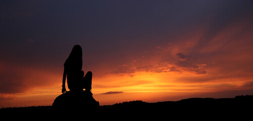 Fototapeta Sylwetka dziewczyny na tle zachodu słońca obraz