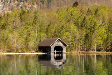 Fototapeta na wymiar Einsames Bootshaus am Königssee in Bayern