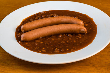 chil on a plate wit two hot dogs