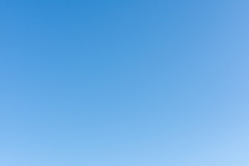 Céu azul limpo em dia de verão