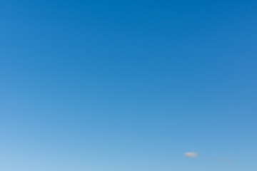 Céu azul limpo em dia de verão