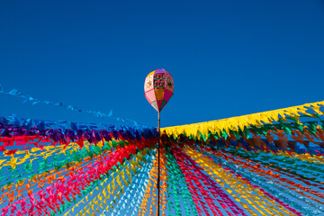 bandeiras coloridas e balão decorativo de festa junina no brasil