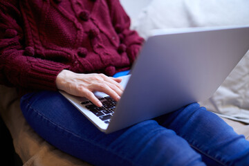 Naklejka premium Beautiful woman relaxing at home with notebook