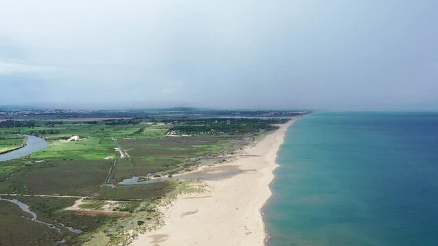 survol des plages de Valras plage sur la c&ocirc;te h&eacute;raultaise dans le sud de la France en Occitanie