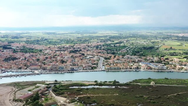 survol des plages de Valras plage sur la c&ocirc;te h&eacute;raultaise dans le sud de la France en Occitanie